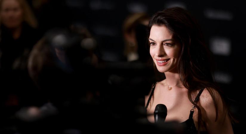 Anne Hathaway pufidzsekiben jelent meg a vörös szőnyegen