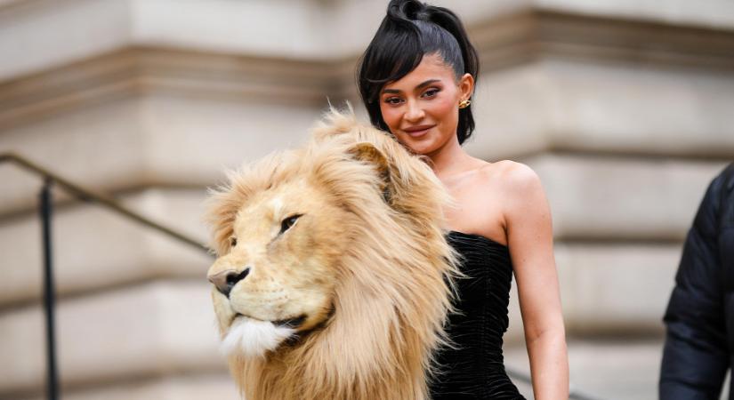 Kylie Jenner egy műoroszlánfejjel a mellkasán jelent meg a párizsi divathéten