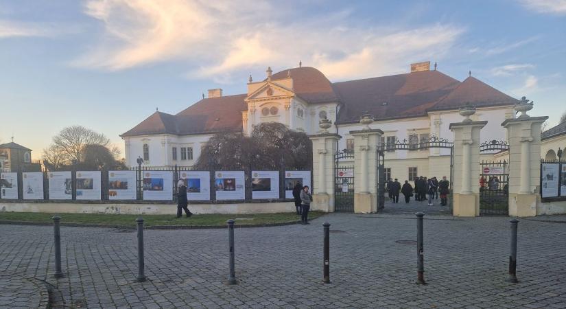 Kerítéskiállítás nyílt Szécsényben Makovecz Imre építészetéről