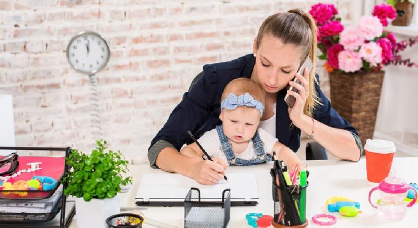 A kisgyermekes anyák többsége teljes munkaidőben dolgozik