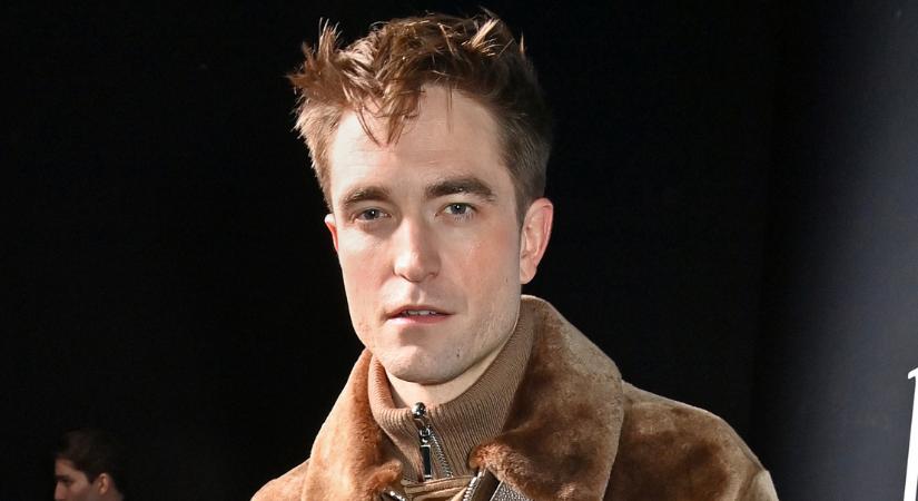 Robert Pattinson flitteres szoknyában parádézott a párizsi divathéten