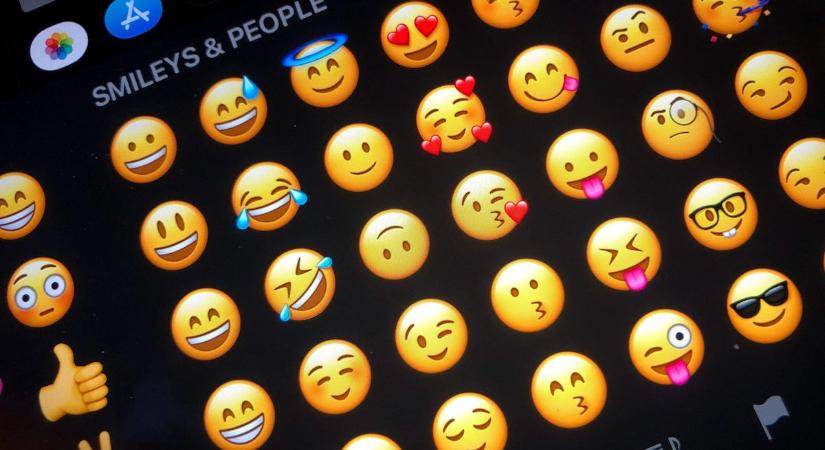 Miért agresszív a mosolygós emoji?