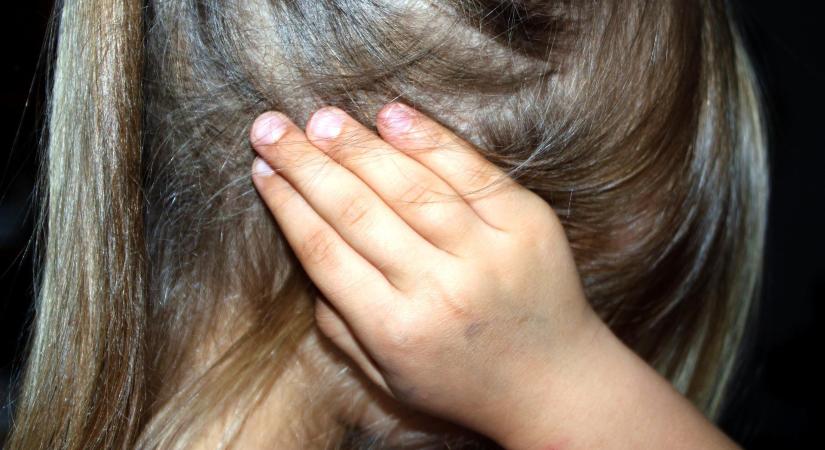 Borzalom Miskolcon: rendszeresen molesztálta a szomszédban lakó 5 éves kislányt egy 78 éves férfi