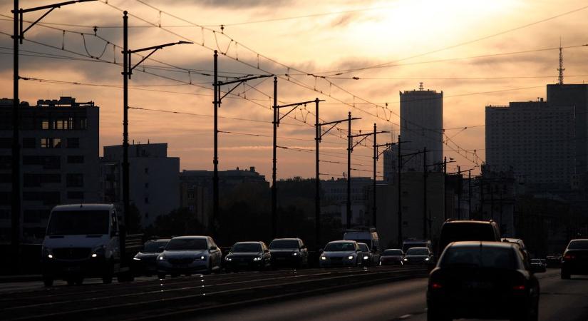 Varsó tiszta levegőért kiált: 2032-re száműznék a környezetszennyező autókat