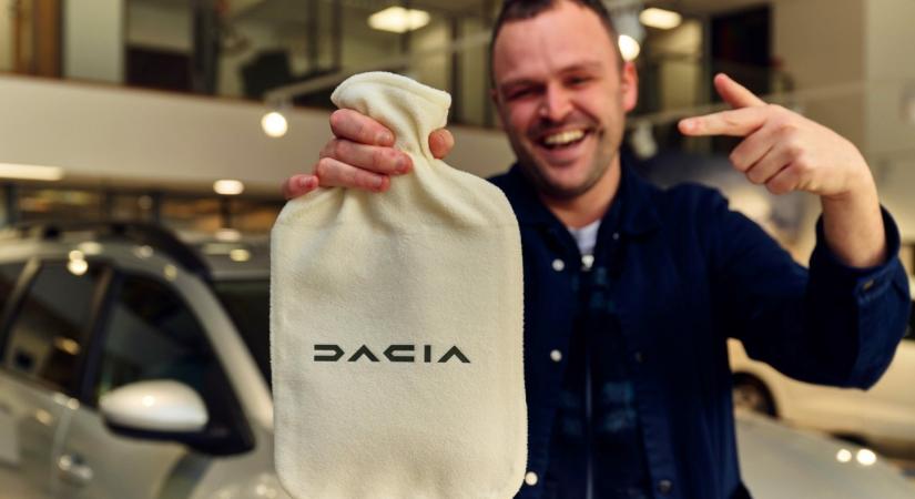 Nem fosztogat, hanem osztogat a Dacia: melegvizes palackot ajándékoz a brit forgalmazó az érdeklődőknek