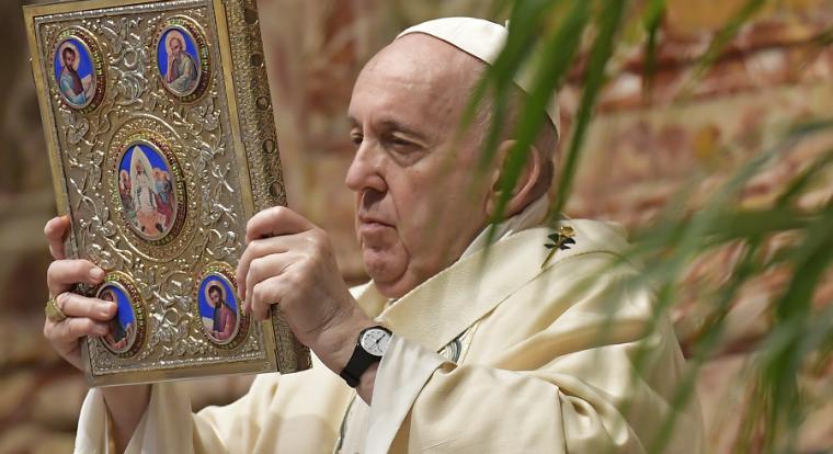 Ferenc pápa: Melegnek lenni nem bűntett