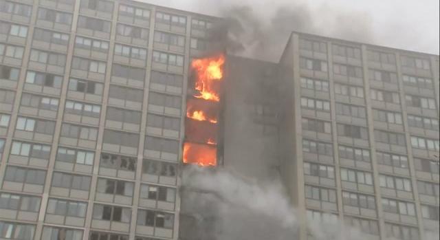 Egy ember meghalt, több emelet teljesen kiégett a paneltűzben Chicagoban