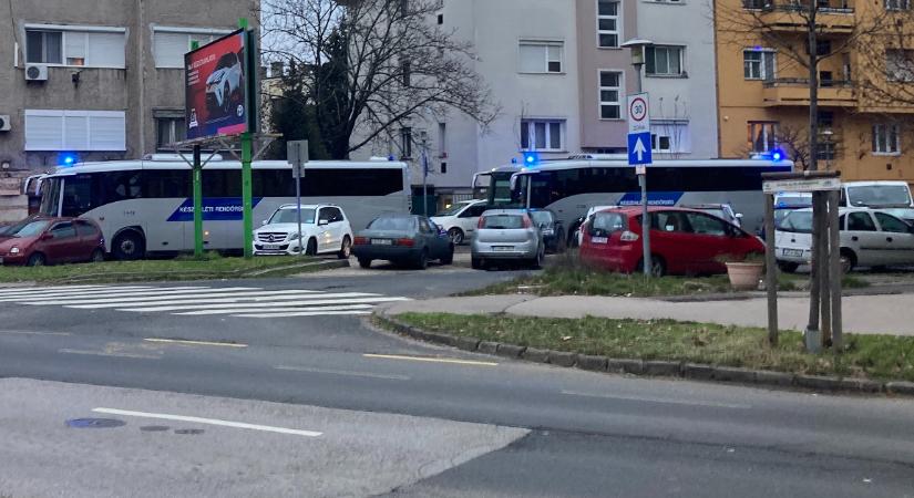 Szirénázva, buszokkal vonultak a budapesti rendőrök Baumann Péter temetésére