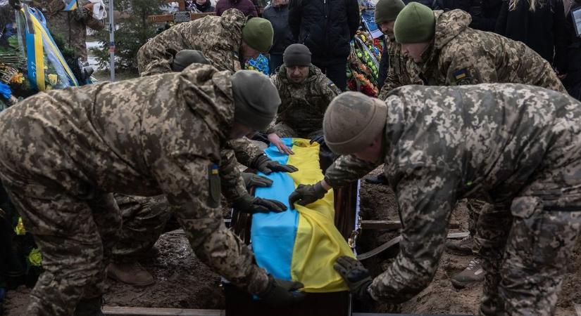 Elesett katona temetésén adták át a katonai behívókat Ukrajnában