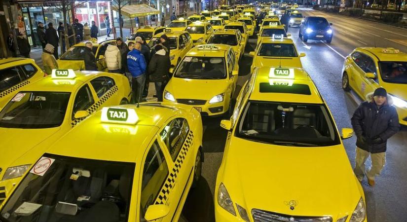 Gyorsan célba ért a taxisok levele: marad a hatósági ár