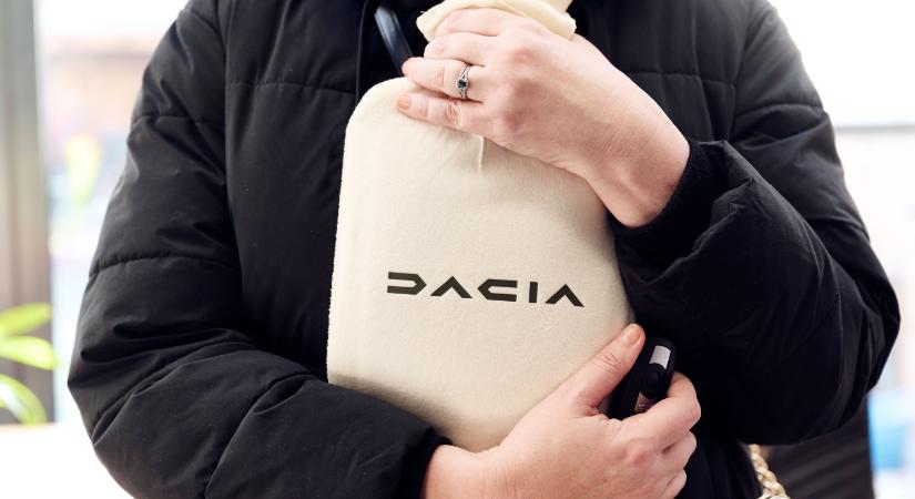 Fricskával szúrt oda a BMW-nek a Dacia