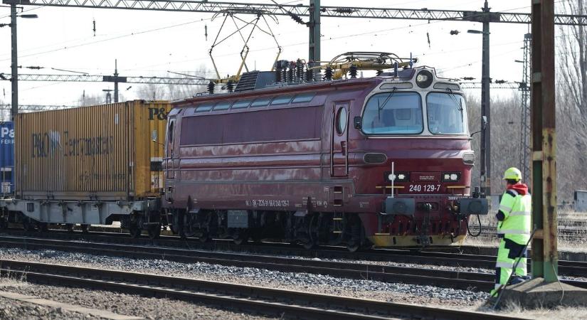 Kisiklott mozdony miatt késhetnek a debreceni vonatok