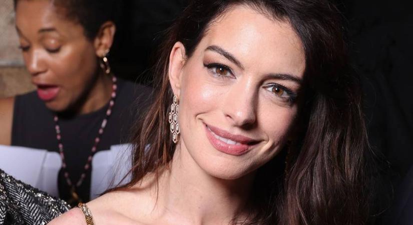 Anne Hathaway dögös, leopárdmintás ruhában lépett a vörös szőnyegre: férje le sem tudta róla venni a kezét