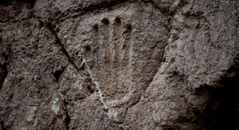 Rejtélyes, ezer éves tenyérnyomot találtak