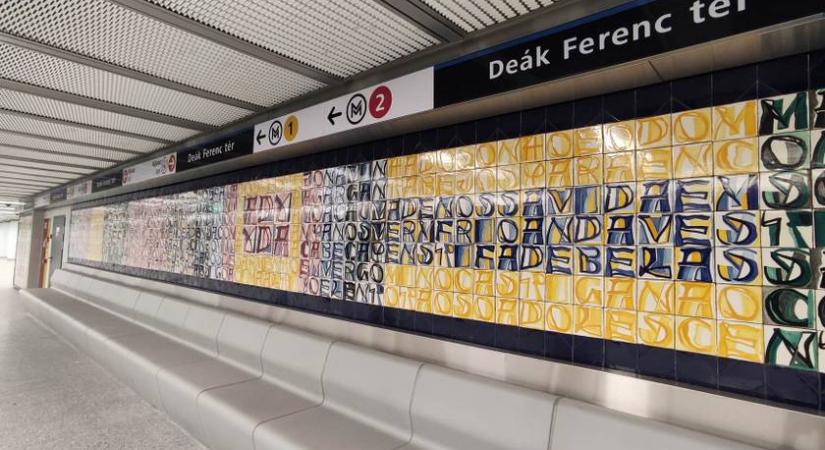 Gyönyörű üzenetet rejtenek a Deák téri metróállomás csempéi: te tudod, mi olvasható ki belőlük?