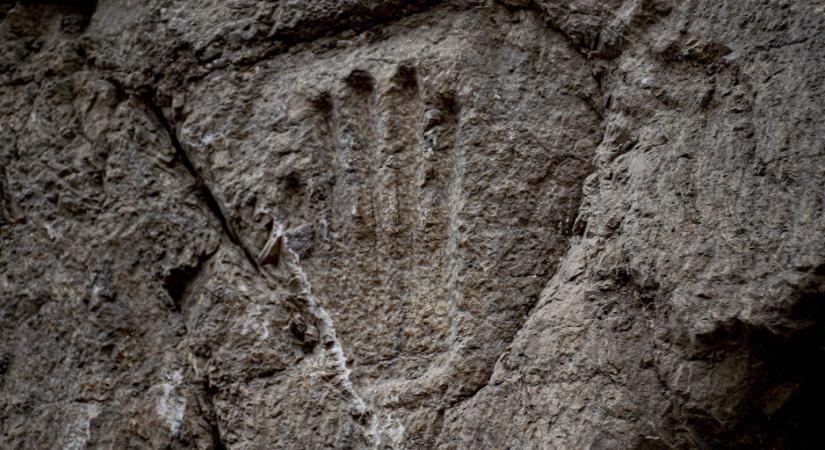 Rejtélyes, kőbe vésett tenyérnyomot találtak Jeruzsálemben