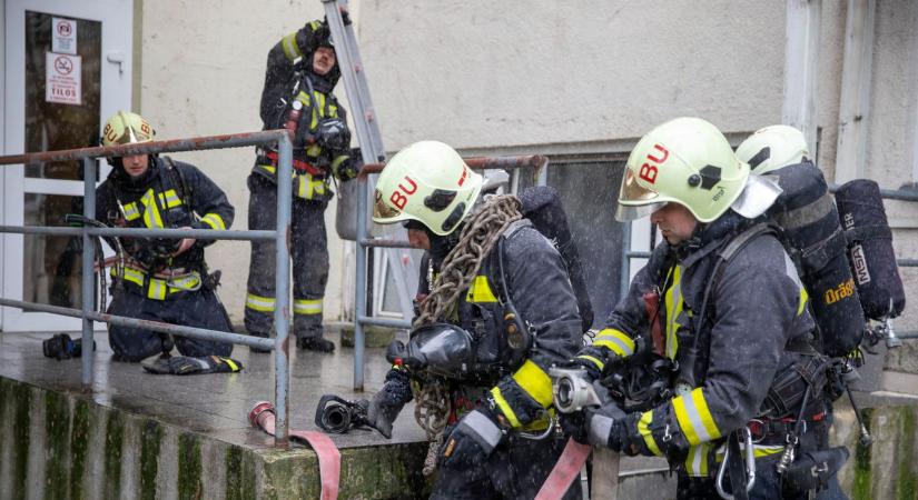 Nagy erőkkel vonultak ki a berettyóújfalui kórházhoz a tűzoltók – fotókkal