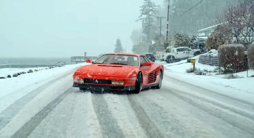 A hóban csapató piros Ferrari Testarossánál ma már nem látsz menőbbet