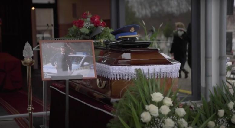 Több százan voltak jelen a halálra késelt fiatal rendőr temetésén – videó