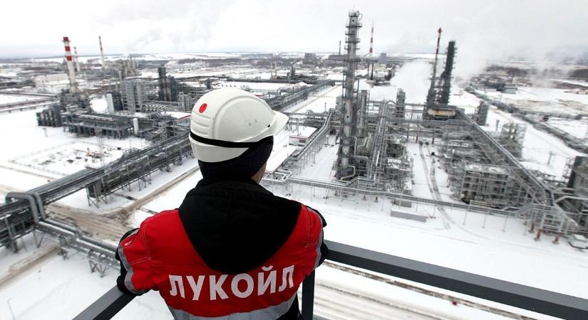 Újabb brüsszeli csavar: kettős ársapkát kaphatnak a finomított orosz olajtermékek