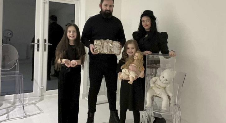 Ismerje meg az igazi Addams familyt, akik kíséretjárta házban élnek és szellemvadászatra járnak kislányaikkal