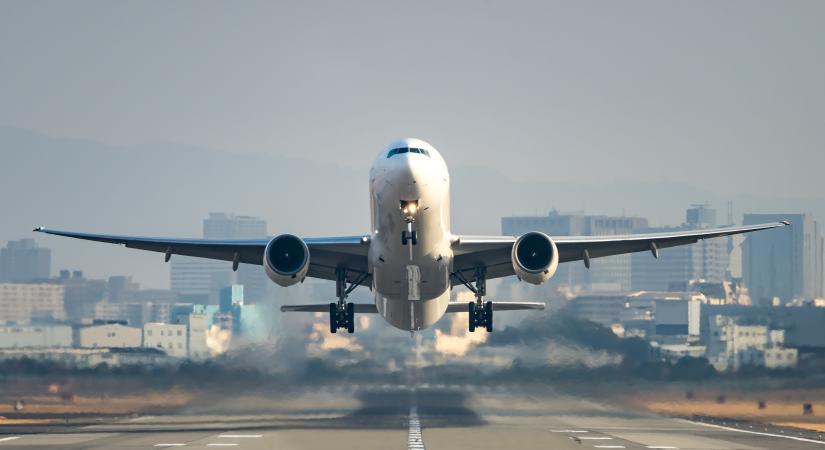 Hátborzongató tragédia: Beszippantotta egy repülőgép motorja a háromgyermekes édesanyát