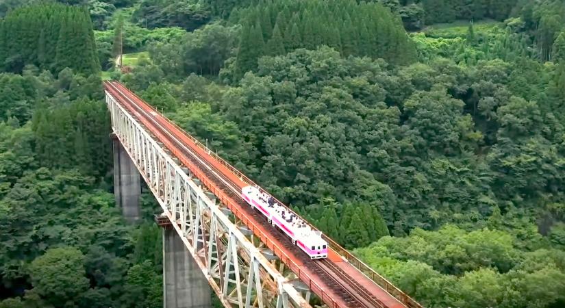 Ramen leves hajt városnéző vonatot Japánban