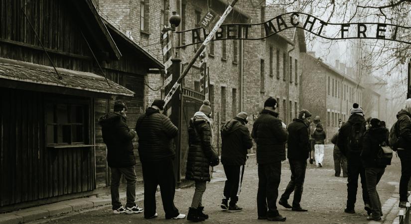 Auschwitz-Birkenau gyerekfejjel és negyven évvel később