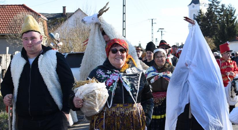 Felvonulással űzik el a telet