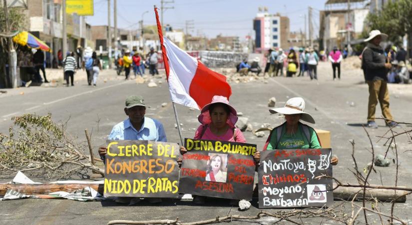 Felszámolják a tüntetők útakadályait Peruban