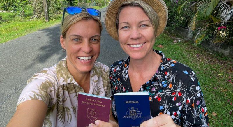 Egy leszbikus pár a világ minden országában járt