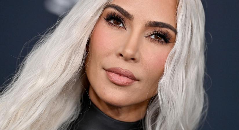 Kim Kardashian smink nélkül jelentkezett be a TikTokon, alig lehetett felismerni