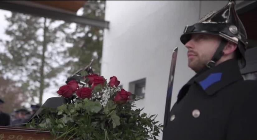 Napindító - Eltemették a hős rendőrt