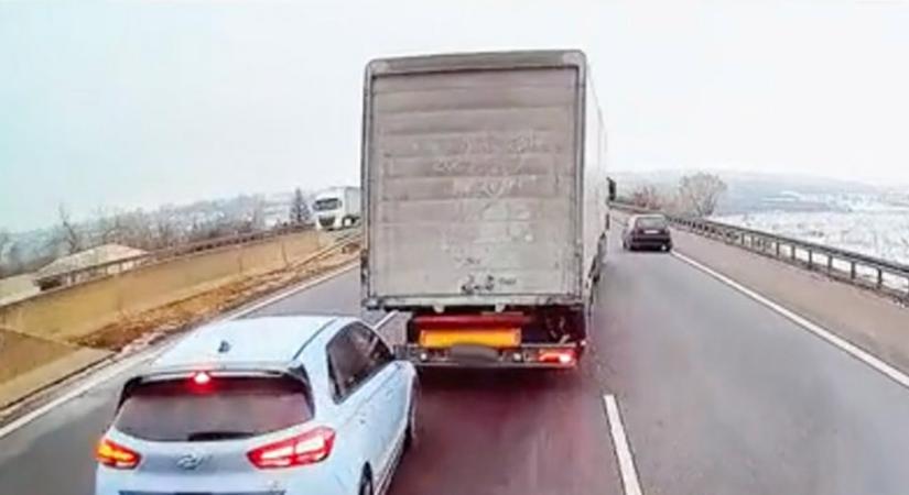 Vérfagyasztó pillanat, 40 tonnás kamion előtt büntetőfékezett egy másik kamion az autópályán - videó