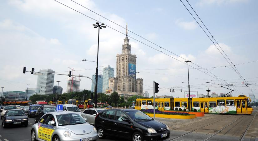 Jövőre indul a szigorítás Lengyelországban, kitiltják a fővárosból a régi autókat