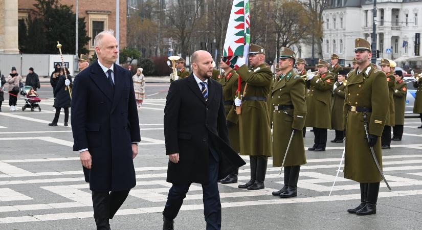 Naď Budapesten tárgyal a magyar védelmi miniszterrel