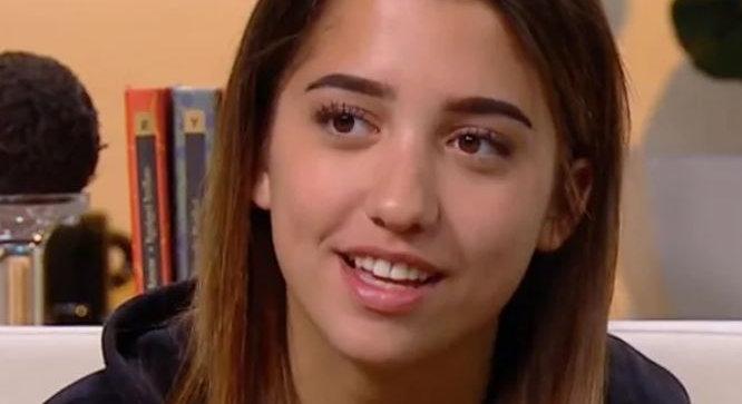 Most bárki beleshet Schobert Lara formás mellei közé, nagyon dögös Rubint Réka lánya