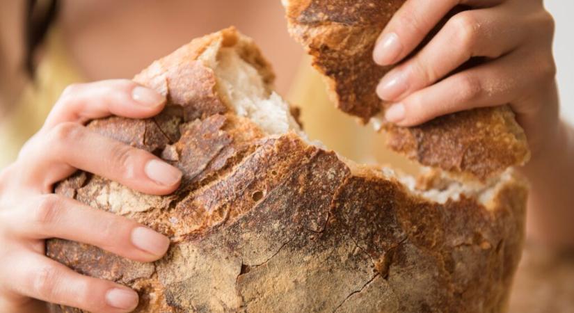 Itt a tökéletes házi kenyér: kívül ropog, belül levegős, és szuperkönnyű megcsinálni