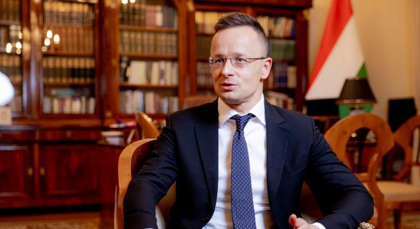 Szijjártó Péter: Nagy-Magyarországot ábrázoló zászlók miatt feljelentést tenni a történelmi ismeretek teljes hiányát jelenti