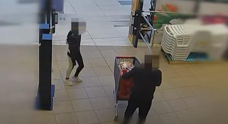 11 éves gyerekével lopott egy férfi egy tatabányai áruházból - videó