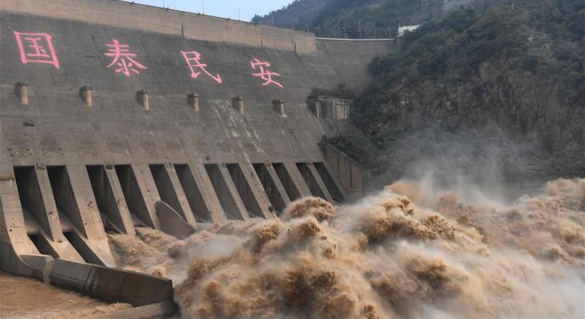 Hirtelen áradás követelt halálos áldozatokat Kínában - 6 perc alatt 1,8 métert emelkedett a vízszint