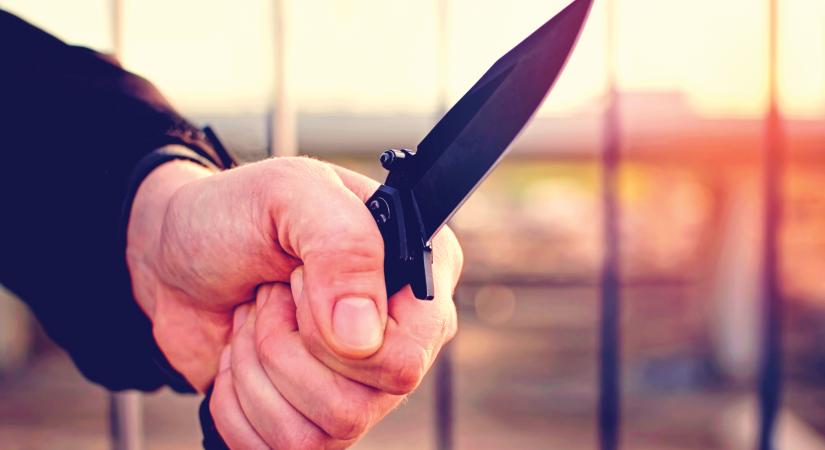 Késsel lábon szúrta az intézkedő rendőrt egy kamaszfiú