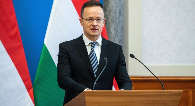 Szijjártó: Feljelenteni minket a Nagy-Magyarországot ábrázoló zászlók miatt a történelmi ismeretek teljes hiányára vall