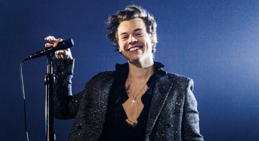 Ágyéktájon szakadt ketté Harry Styles nadrágja a kaliforniai koncertjén