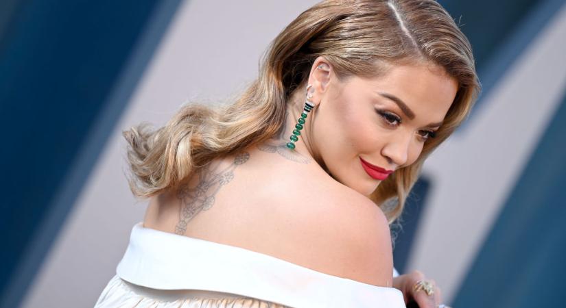 Rita Ora kékre fagyott szájjal érkezett a Paris Fashion Weekre