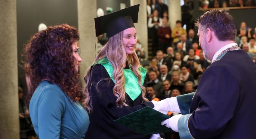 A tavalyinál többen vehették át diplomájukat a kaposvári ünnepségen