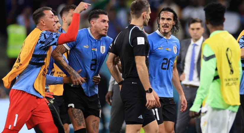 Négy játékos eltiltást, az uruguayi szövetség pedig szektorbezárást kapott a világbajnoki balhéért