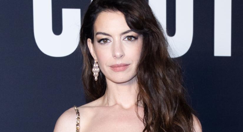 Anne Hathaway élete legdögösebb szettjét viselte a párizsi divathéten