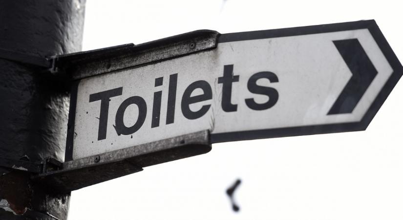 Nyilvános WC nyomott halálra egy férfit Londonban - Fotó