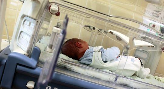 Egy nagy súllyal született kisfiút hagytak a hatvani kórház inkubátorában, már nevet is kapott